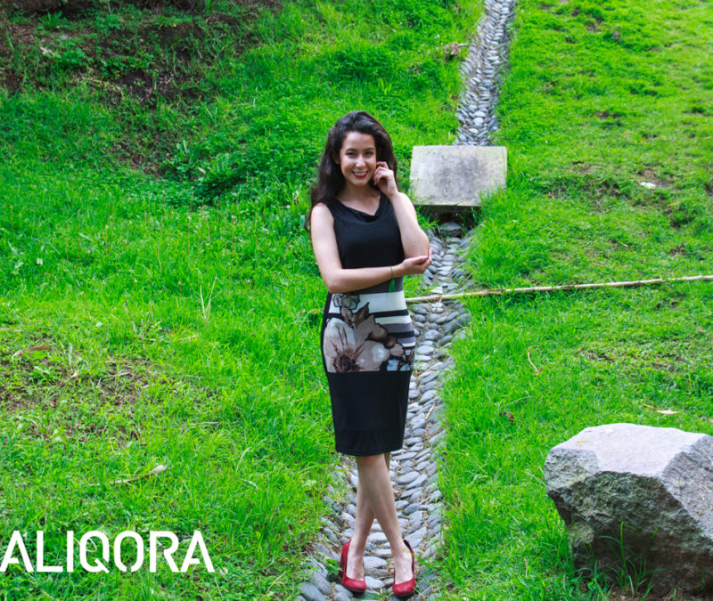 Vestido ajustado al cuerpo en negro con print floral