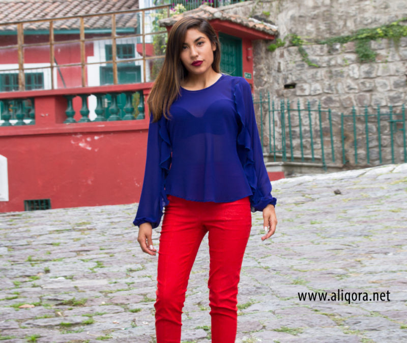 Blusa en azul klein con vuelos y pantalón naranja