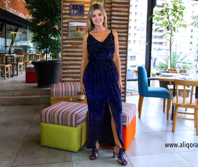 Vestido maxi con tela agamuzada azul con tirantes