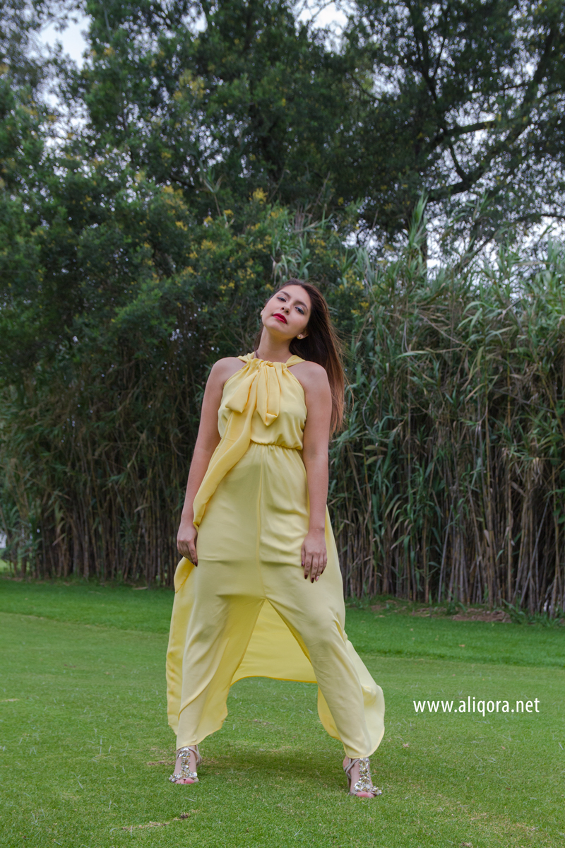 vestido amarillo con lazo