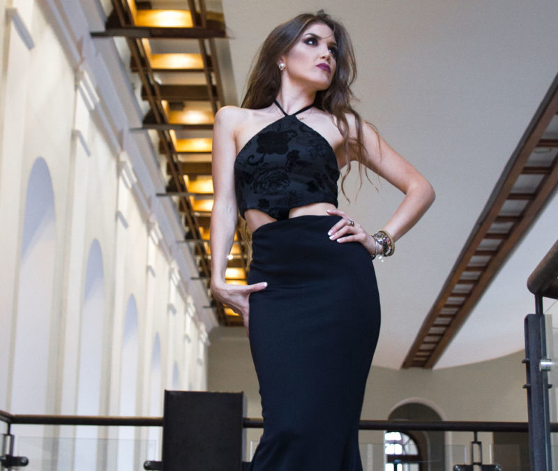 Vestido maxi negro con apertura en la cintura