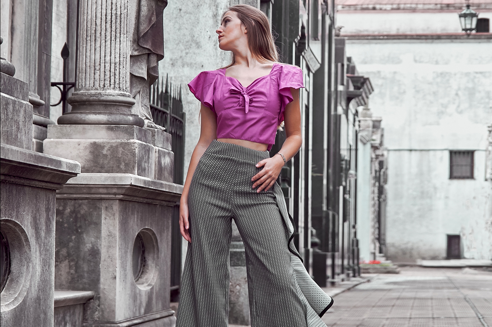 legal Vagabundo jamón Blusa lila encarrujada y pantalón gris de vuelos – aliqora moda